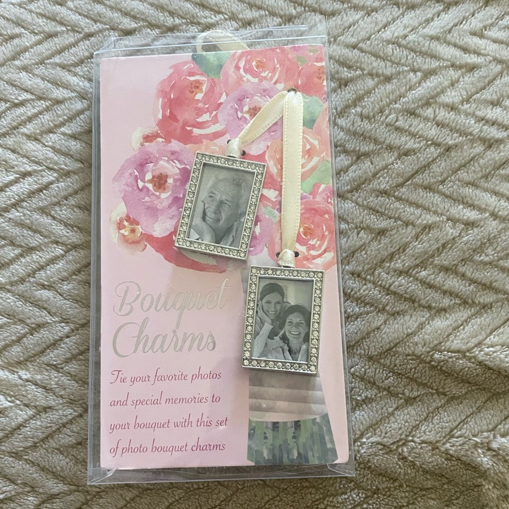 Photo memory holder for‎ a bouquet, it easily wraps around the handle